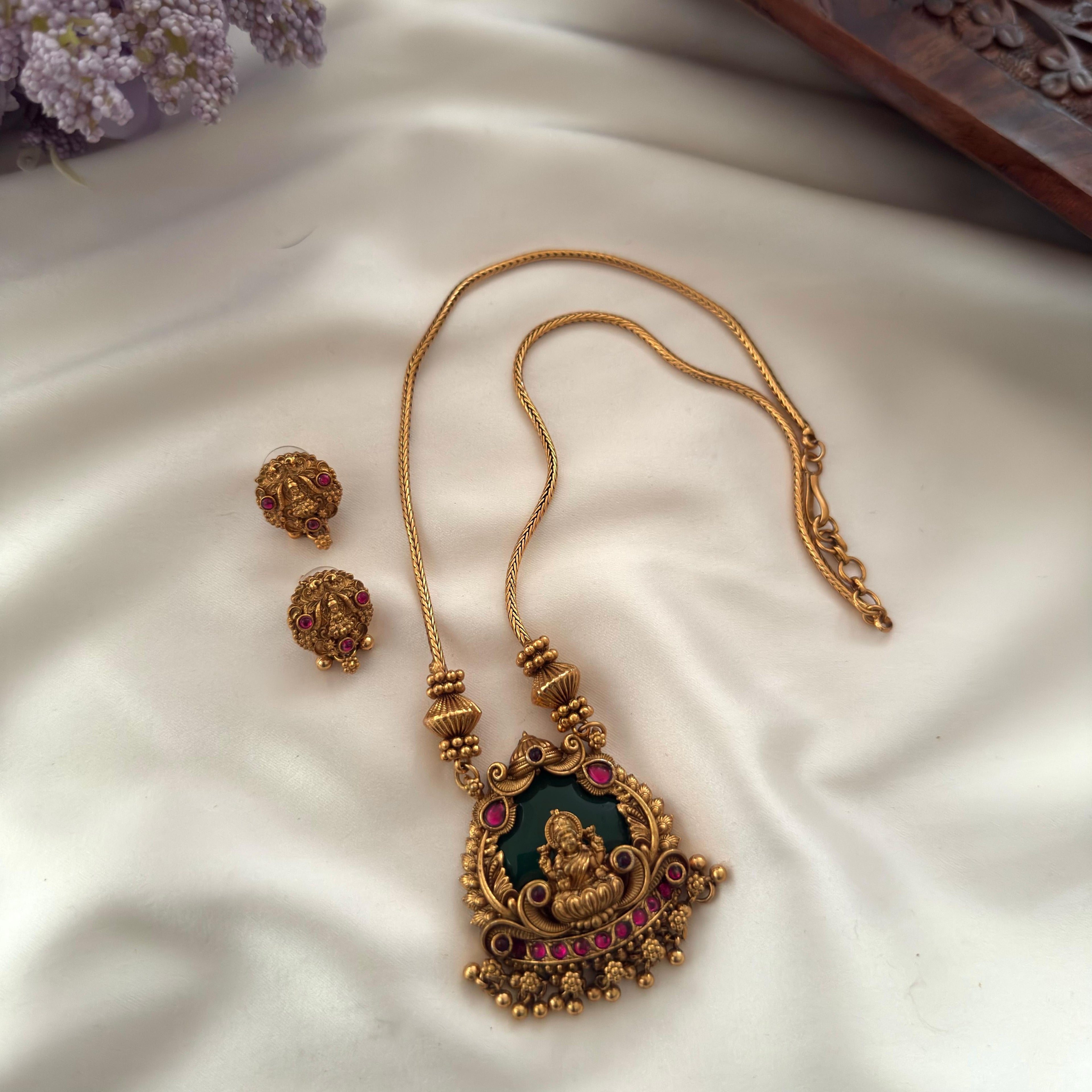 Emerald Lakshmi Pendant Necklace AN08