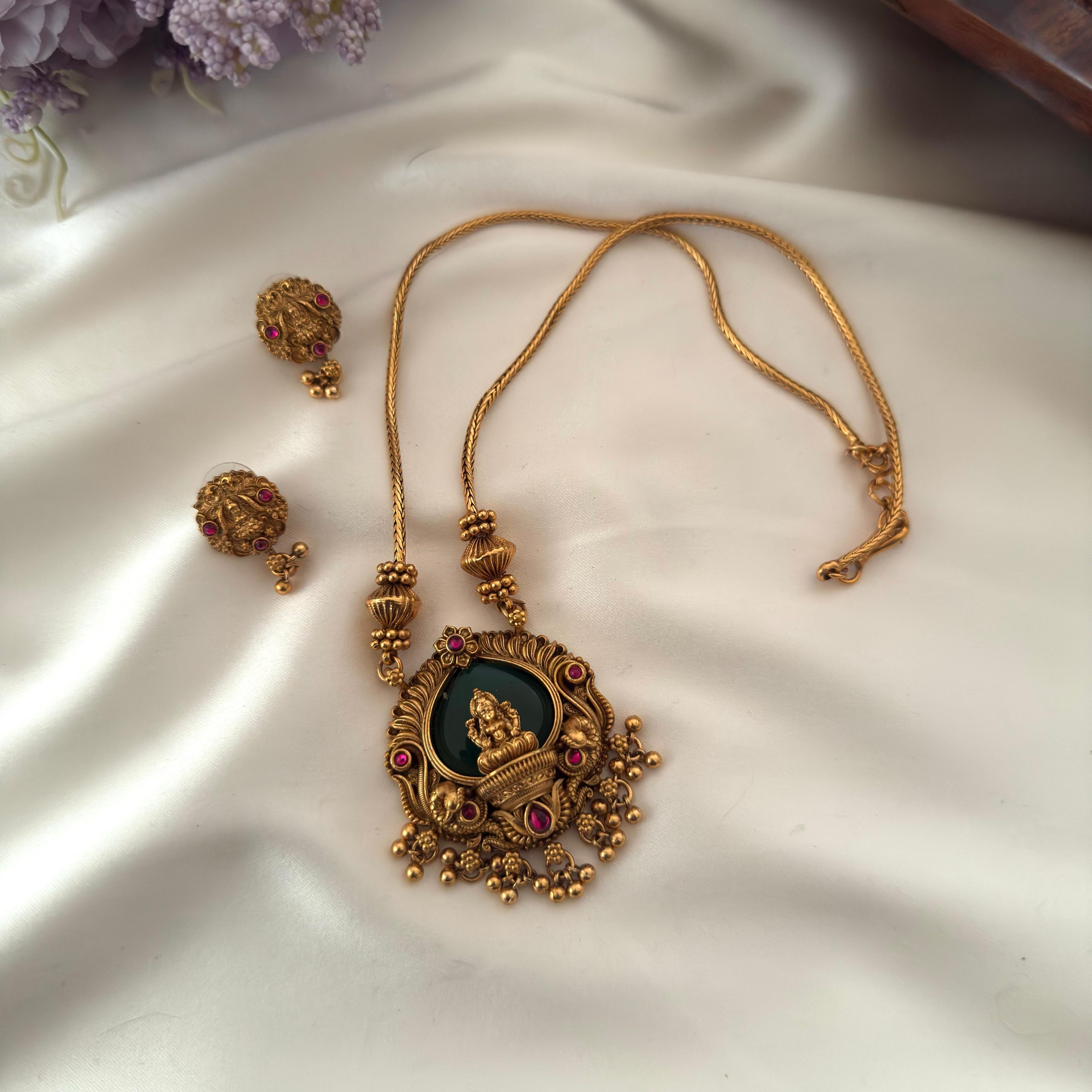 Emerald Lakshmi Pendant Necklace AN09